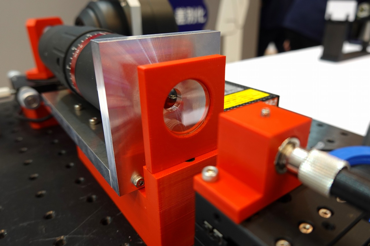 新技術『トップハットレンズ』を実演展示　※参考出展